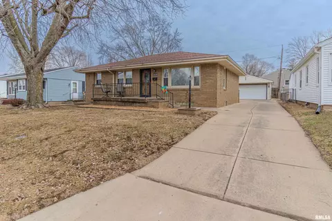 1406 Southmoor St, Pekin, IL 61554