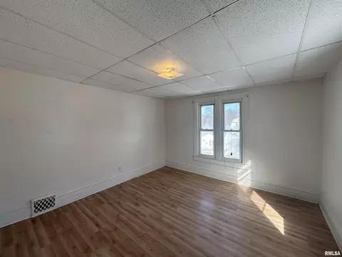 Bedroom - 400 E Corrington Ave, Peoria, IL 61603 photo 3 of 7