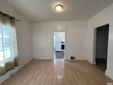 Living - 400 E Corrington Ave, Peoria, IL 61603 photo 4 of 7