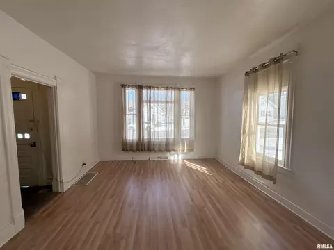 Living - 400 E Corrington Ave, Peoria, IL 61603 photo 1 of 7