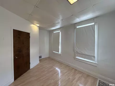 Bedroom - 400 E Corrington Ave, Peoria, IL 61603 photo 2 of 7