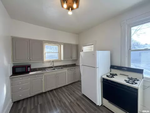 Kitchen - 400 E Corrington Ave, Peoria, IL 61603 photo 1 of 1