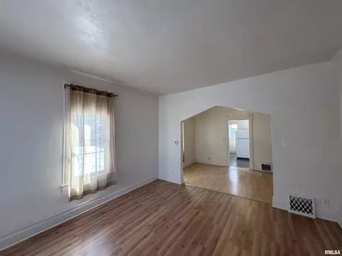 Living - 400 E Corrington Ave, Peoria, IL 61603 photo 2 of 7