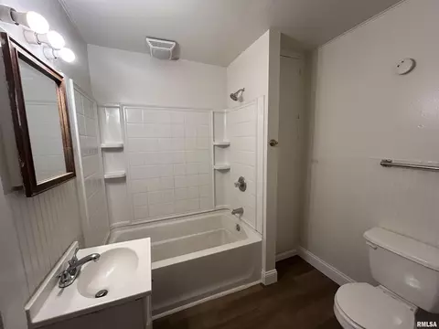 Bath - 400 E Corrington Ave, Peoria, IL 61603 photo 1 of 2