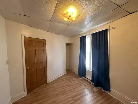 Bedroom - 400 E Corrington Ave, Peoria, IL 61603 photo 7 of 7