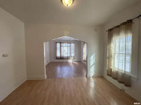 Living - 400 E Corrington Ave, Peoria, IL 61603 photo 6 of 7