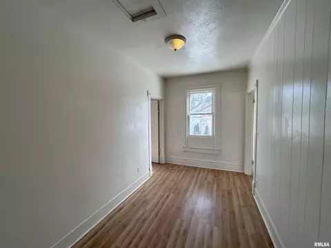 Entry Way - 400 E Corrington Ave, Peoria, IL 61603 photo 3 of 3