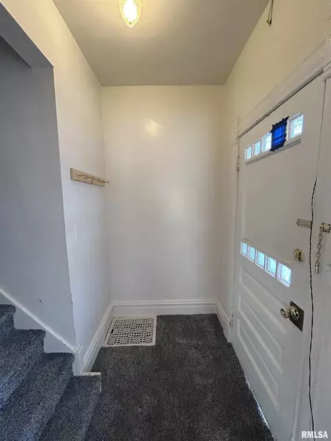 Entry Way - 400 E Corrington Ave, Peoria, IL 61603 photo 1 of 3