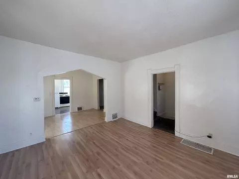 Living - 400 E Corrington Ave, Peoria, IL 61603 photo 3 of 7