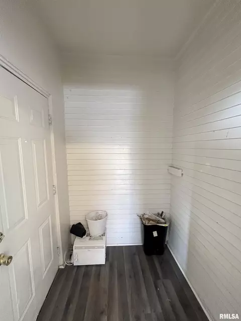 Entry Way - 400 E Corrington Ave, Peoria, IL 61603 photo 2 of 3