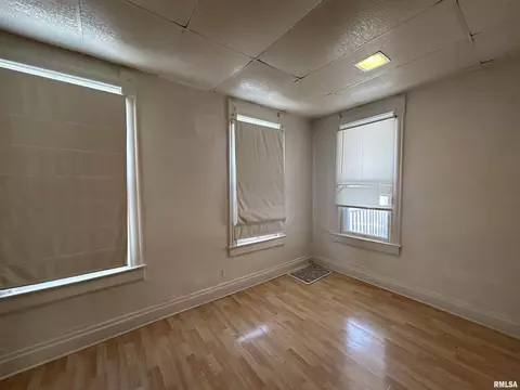 Bedroom - 400 E Corrington Ave, Peoria, IL 61603 photo 1 of 7