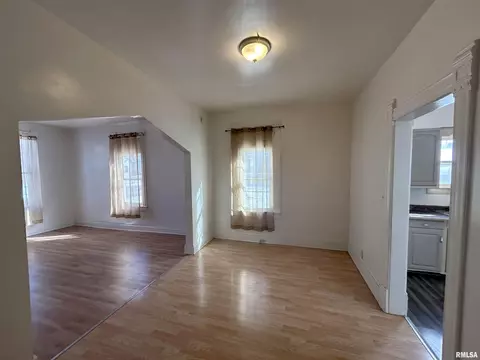 Living - 400 E Corrington Ave, Peoria, IL 61603 photo 5 of 7