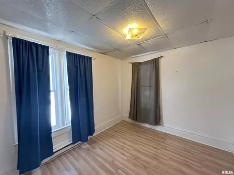 Bedroom - 400 E Corrington Ave, Peoria, IL 61603 photo 6 of 7