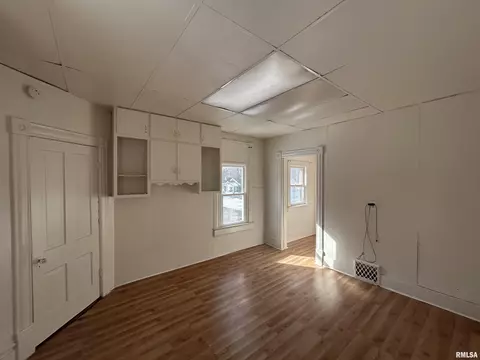 Living - 400 E Corrington Ave, Peoria, IL 61603 photo 7 of 7