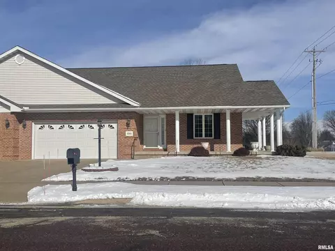 3703 W Eagle Point Dr, Peoria, IL 61615