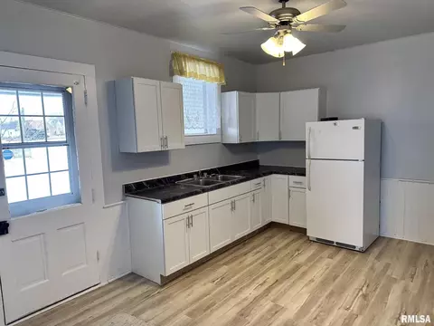 Kitchen - 40 N 5th Ave, Canton, IL 61520 photo 1 of 1
