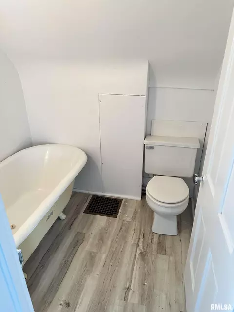 Bath - 40 N 5th Ave, Canton, IL 61520 photo 1 of 1