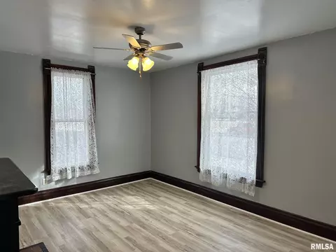 Living - 40 N 5th Ave, Canton, IL 61520 photo 3 of 6
