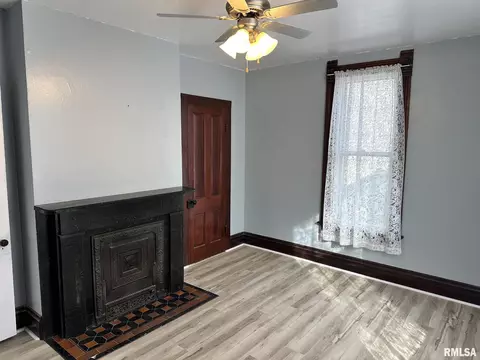 Living - 40 N 5th Ave, Canton, IL 61520 photo 4 of 6
