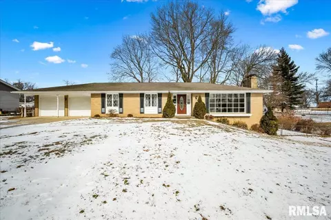 1615 Summit Dr, Pekin, IL 61554