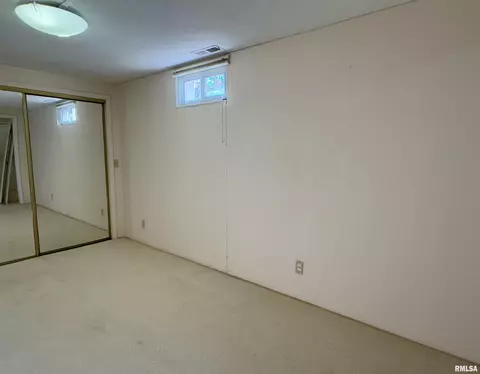 Bedroom - 5 Indian Trail Rd, Macomb, IL 61455 photo 7 of 8