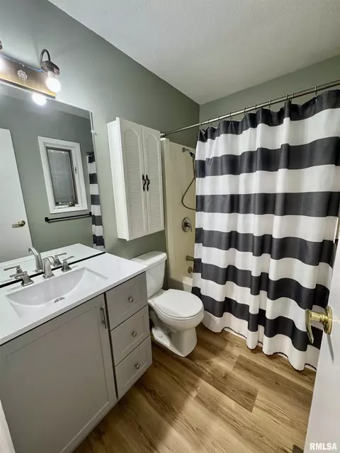 Bath - 5 Indian Trail Rd, Macomb, IL 61455 photo 2 of 5
