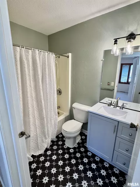 Bath - 5 Indian Trail Rd, Macomb, IL 61455 photo 3 of 5