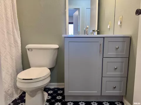 Bath - 5 Indian Trail Rd, Macomb, IL 61455 photo 4 of 5