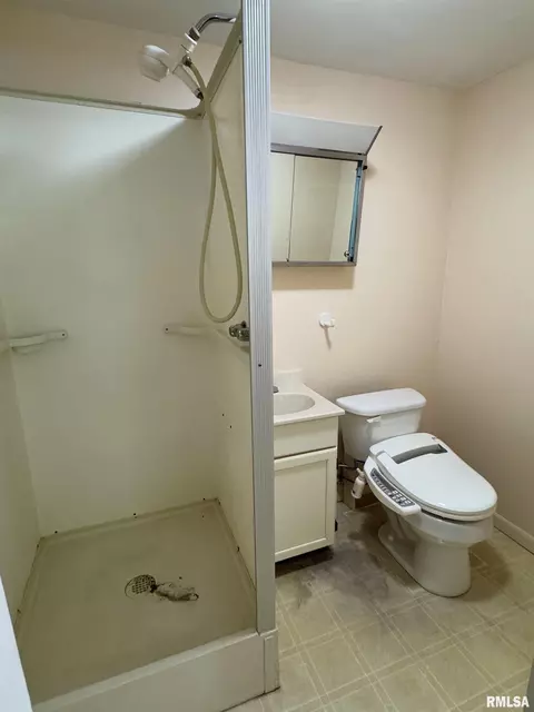 Bath - 5 Indian Trail Rd, Macomb, IL 61455 photo 5 of 5