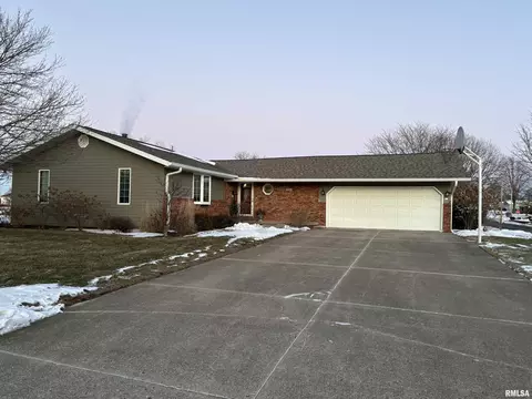 900 N Theodore St, Roanoke, IL 61561
