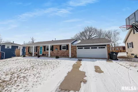 604 Wilshire Dr, Washington, IL 61571