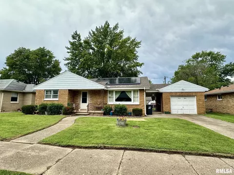 1115 S 8th St, Pekin, IL 61554