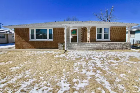 3411 N Woodbine Ter, Peoria, IL 61604