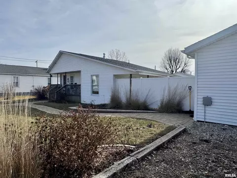 Exterior - 838 Custer Pl, Canton, IL 61520 photo 8 of 9