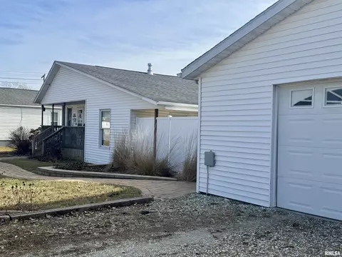 Exterior - 838 Custer Pl, Canton, IL 61520 photo 1 of 9