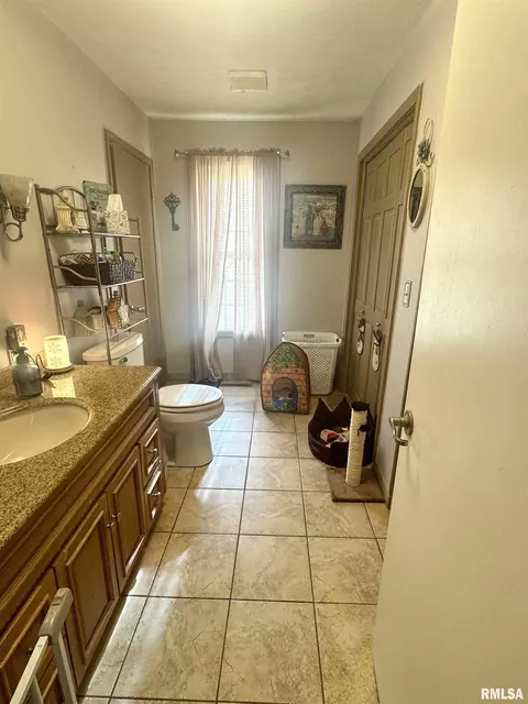 Bath - 838 Custer Pl, Canton, IL 61520 photo 1 of 2