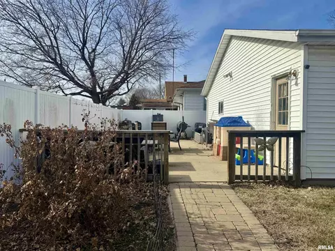 Exterior - 838 Custer Pl, Canton, IL 61520 photo 2 of 9