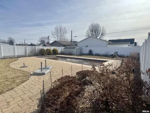Exterior - 838 Custer Pl, Canton, IL 61520 photo 5 of 9