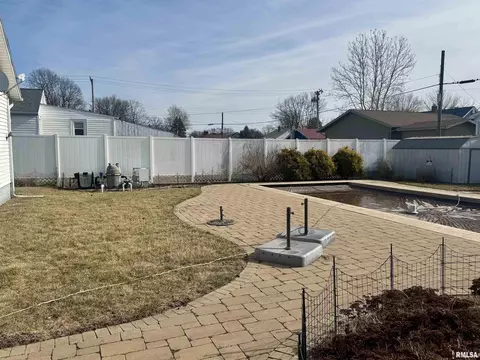 Exterior - 838 Custer Pl, Canton, IL 61520 photo 3 of 9