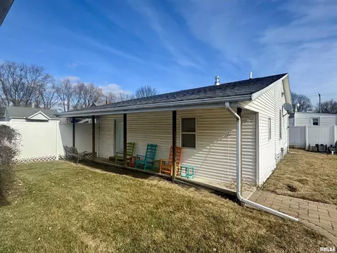 Exterior - 838 Custer Pl, Canton, IL 61520 photo 6 of 9