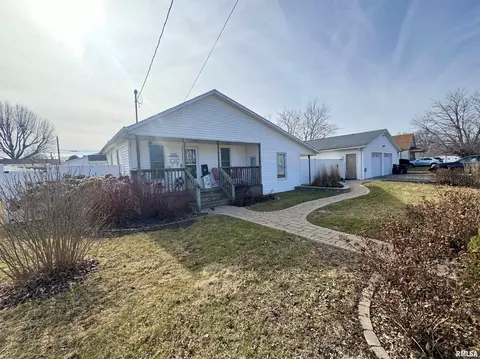 Exterior - 838 Custer Pl, Canton, IL 61520 photo 7 of 9