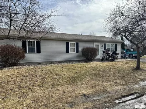 754 W Walnut St, Canton, IL 61520 photo 2