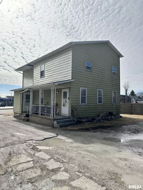 443 E Locust St, Canton, IL 61520 photo 2