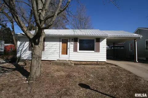 205 N Orchard St, Mackinaw, IL 61755