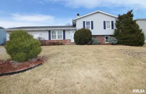 121 Oakbrook Dr, East Peoria, IL 61611