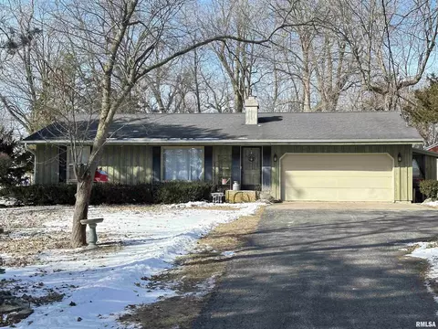 808 N Main St, Eureka, IL 61530