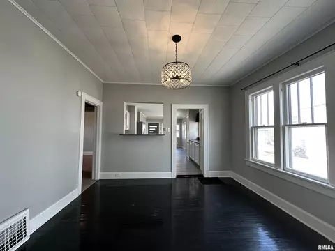 Living - 328 E Franklin St, Macomb, IL 61455 photo 3 of 4