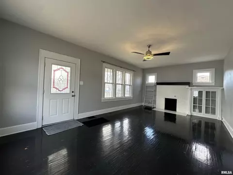 Living - 328 E Franklin St, Macomb, IL 61455 photo 2 of 4