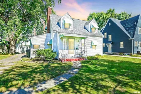 811 Chestnut St, Pekin, IL 61554