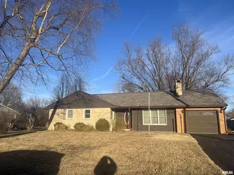 349 S Apple St, Farmington, IL 61531